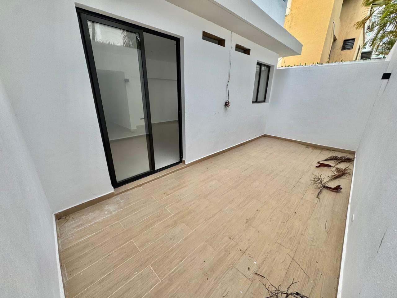 oficinas y locales comerciales - Alquilo local comercial nuevo en La Julia. 2