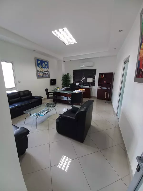 oficinas y locales comerciales - VENDO/RENTO EDIFICIO COMERCIAL 7