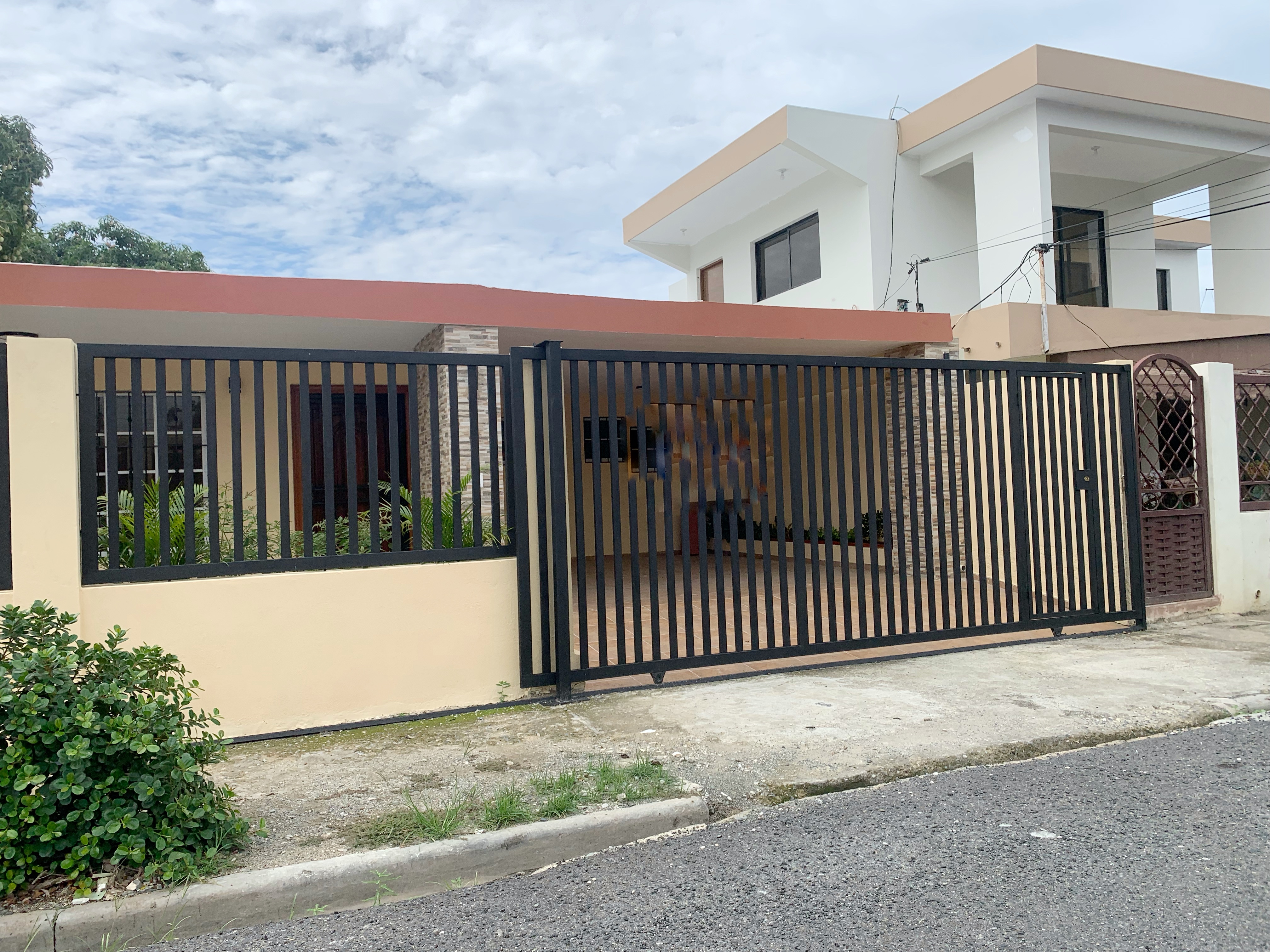 casas - Propiedad comercial céntrica  2