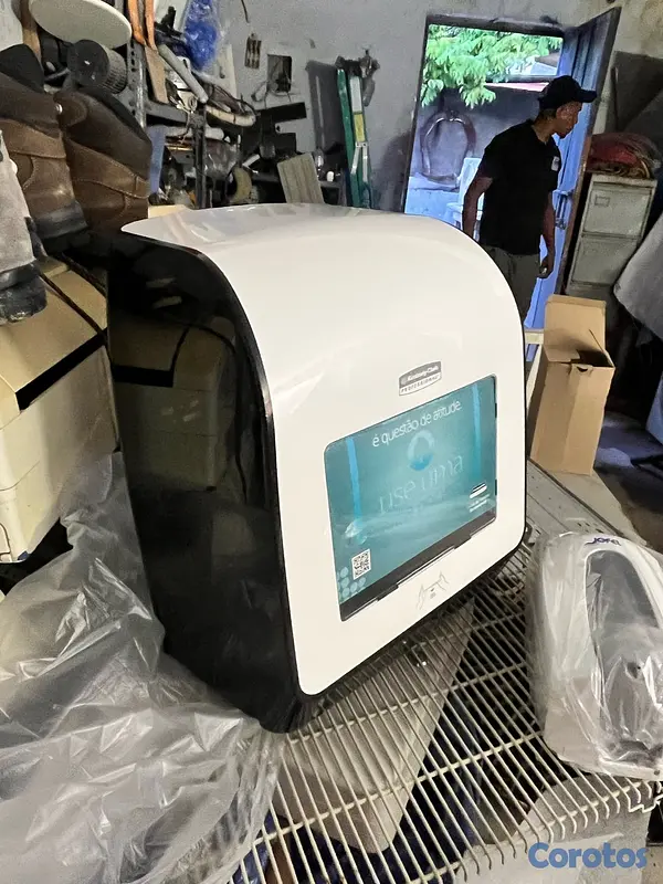 equipos profesionales - secador de manos automático profesional de la marca Kimberly-Clark Professional 3