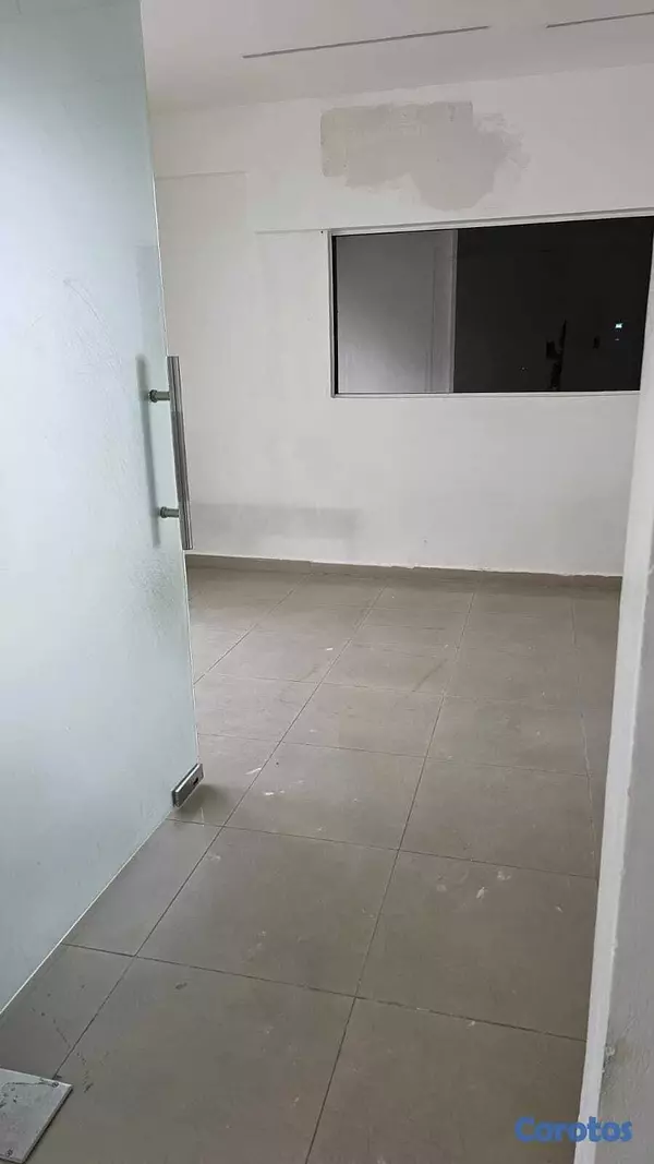 oficinas y locales comerciales - Local de 100 Mts en 1er Nivel, Excelente ubicación en la Av. Rómulo 2