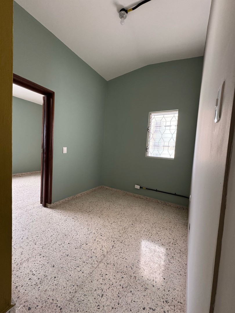 oficinas y locales comerciales - Oficina Segundo Piso En Piantini Prox Plaza Centra 3