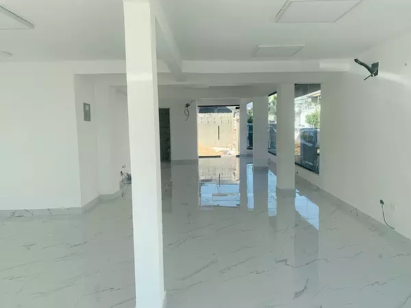 oficinas y locales comerciales - Local céntrico en primer nivel  5