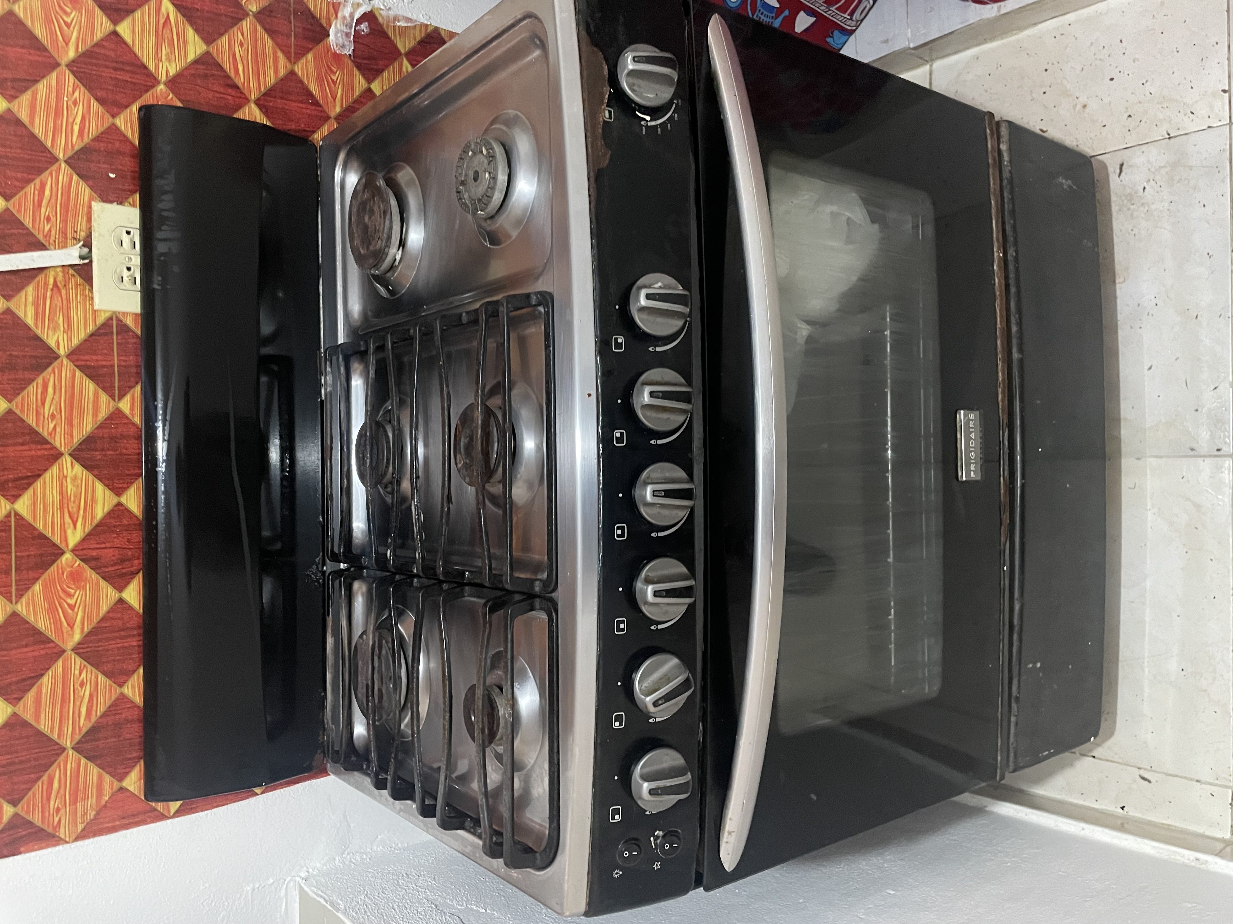 electrodomesticos - Estufa Frigidaire de 6 hornillas con horno (defect 2