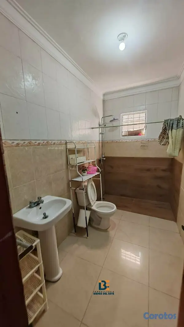 casas - Se vende amplia casa DE ESQUINA  en la Entrada del 9