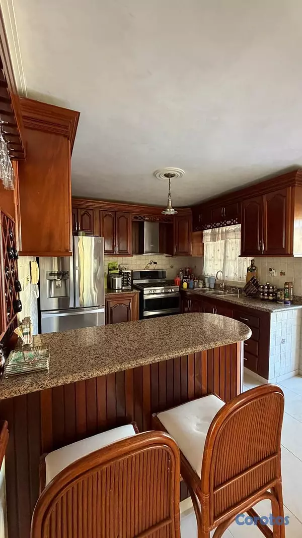 casas -  Oportunidad Única: Amplia Casa en Los Cerros  por US$285,000  3