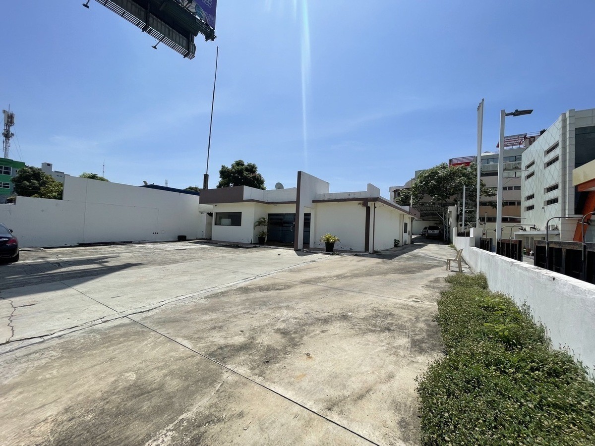 oficinas y locales comerciales - 🔵Alquilo local comercial 300 mts en la 27 de febrero  para showroom, dealer 8