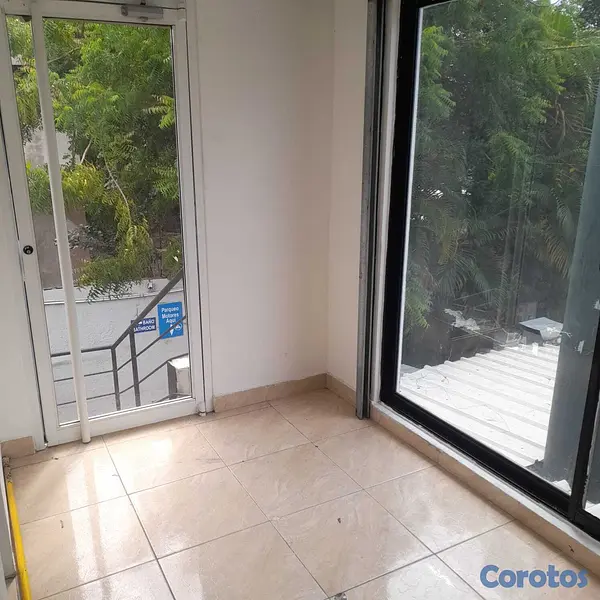 oficinas y locales comerciales - Local Comercial AV Romulo Betancourt 10