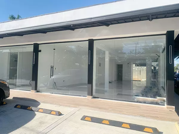 oficinas y locales comerciales - Local céntrico en primer nivel  2