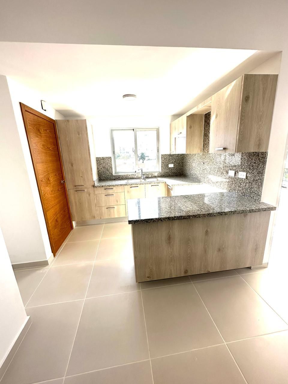 apartamentos - Alquiló naco precio US$1,250  minutos de súper mer 1