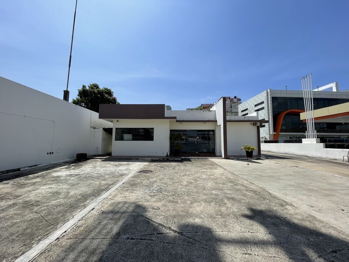 oficinas y locales comerciales - 🔵Alquilo local comercial 300 mts en la 27 de febrero  para showroom, dealer 9