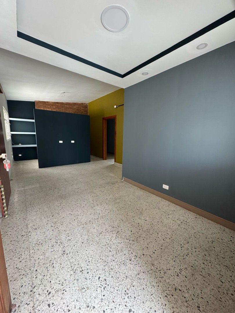 oficinas y locales comerciales - Oficina Segundo Piso En Piantini Prox Plaza Centra 1