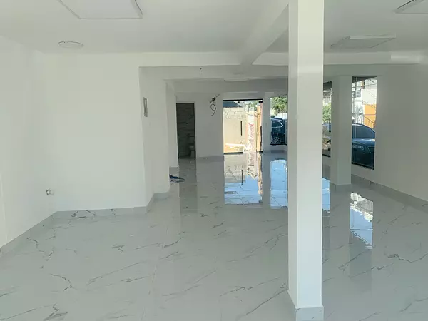 oficinas y locales comerciales - Local céntrico en primer nivel  3