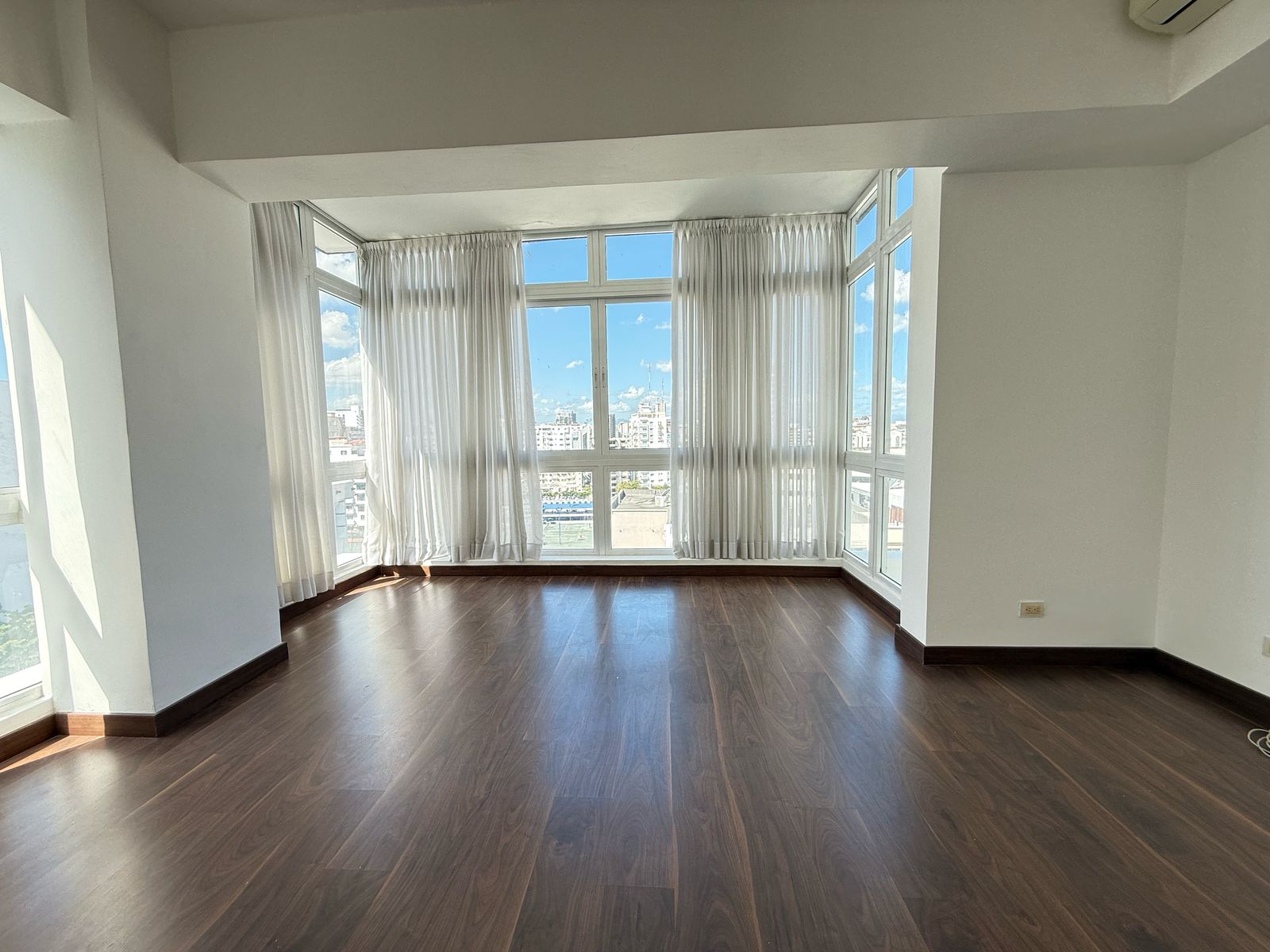 apartamentos - Naco📍vendo Penthouse en torre familiar, excelente 4