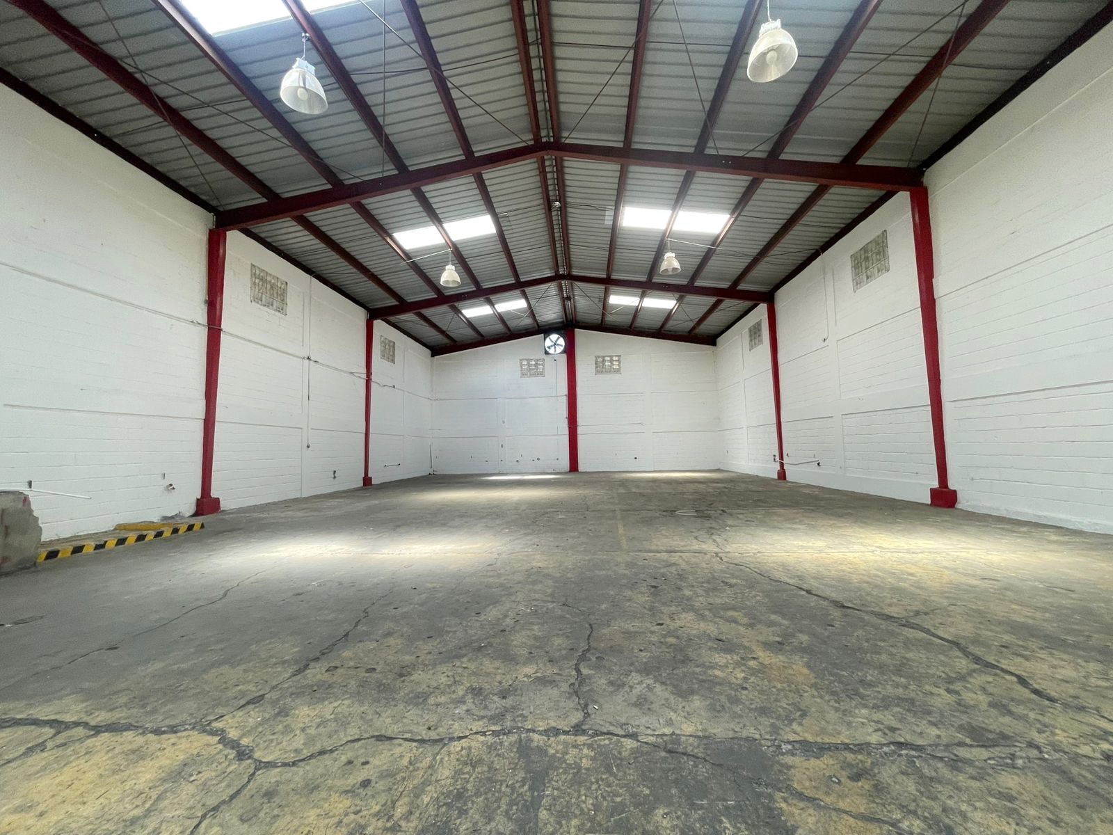 oficinas y locales comerciales - Alquiler nave céntrica en los Rios 8