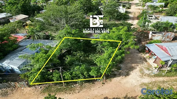 solares y terrenos - Se Vende solar de esquina con 143 metros.  📍En Sec 3