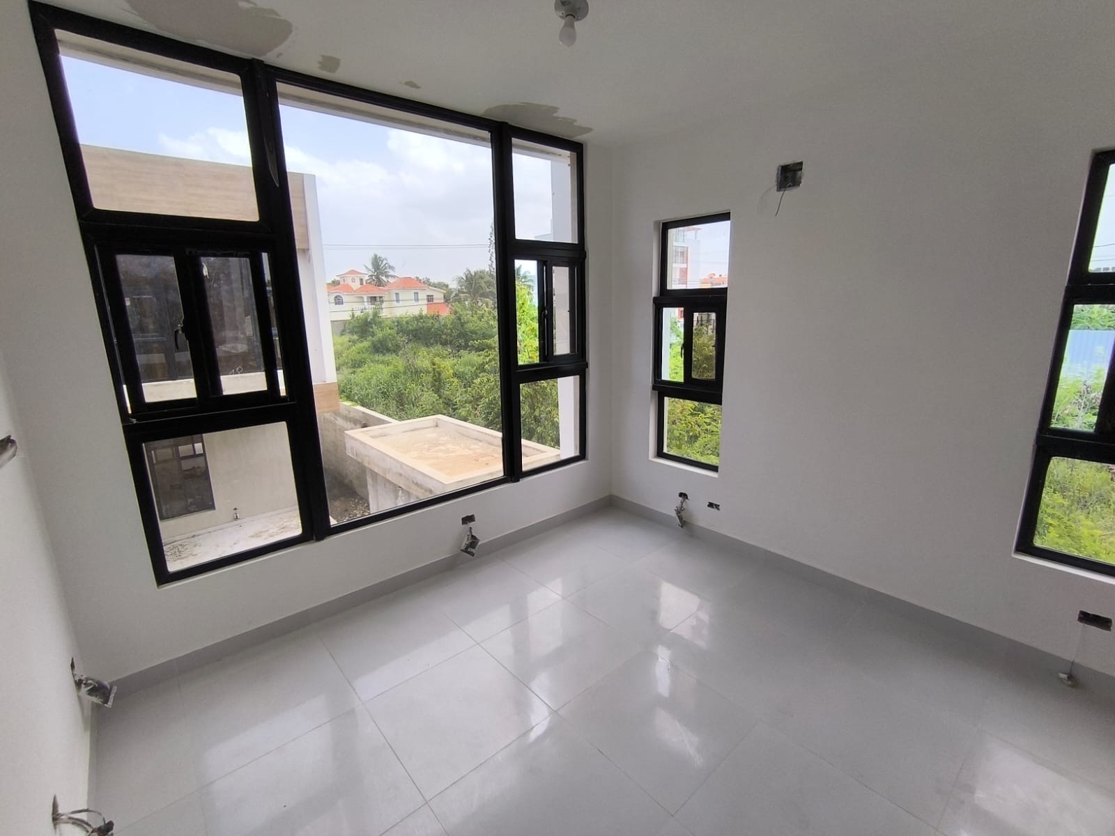 casas - venta de casa en proyecto cerrado autopista de san isidro Santo Domingo este  1