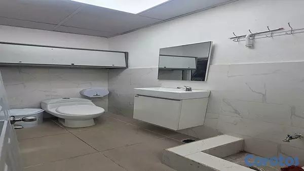 oficinas y locales comerciales - ALQUILO OFICINA AMUEBLADA EN LA AV. ISABEL AGUIAR 9