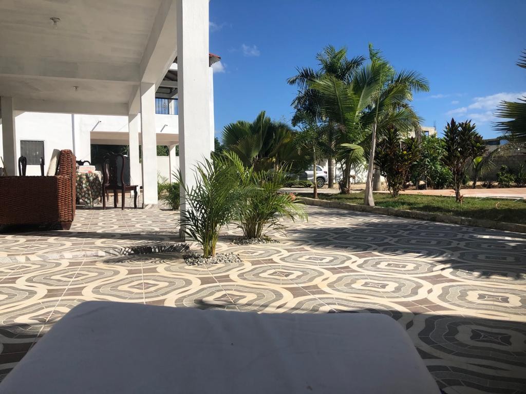 casas vacacionales y villas - Villa en venta con 3 edificaciones en Juan dolio 9
