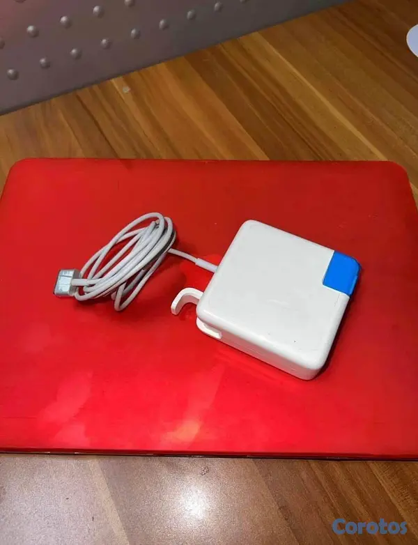 computadoras y laptops - vendo mi lapto con un detalle en la pantalla 8,500 6