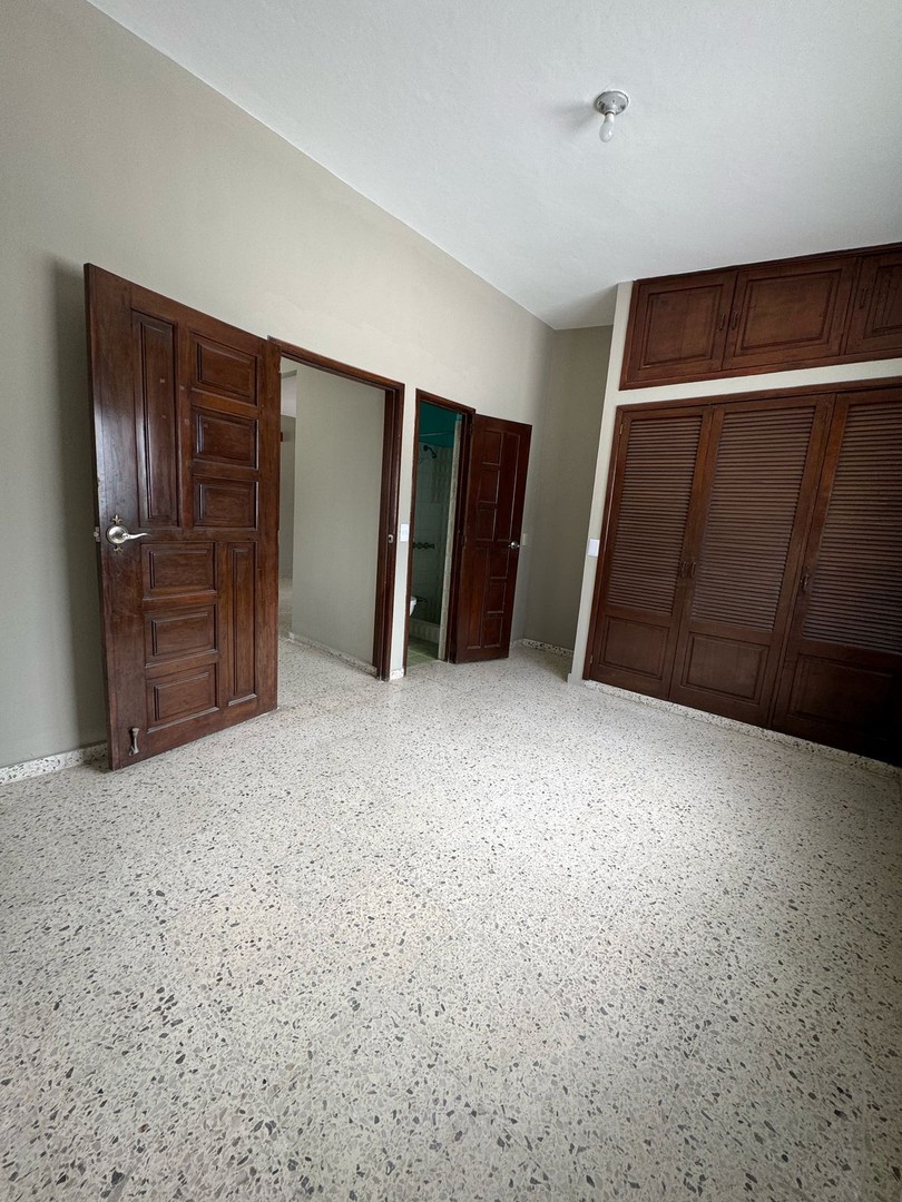 oficinas y locales comerciales - Oficina Segundo Piso En Piantini Prox Plaza Centra 4