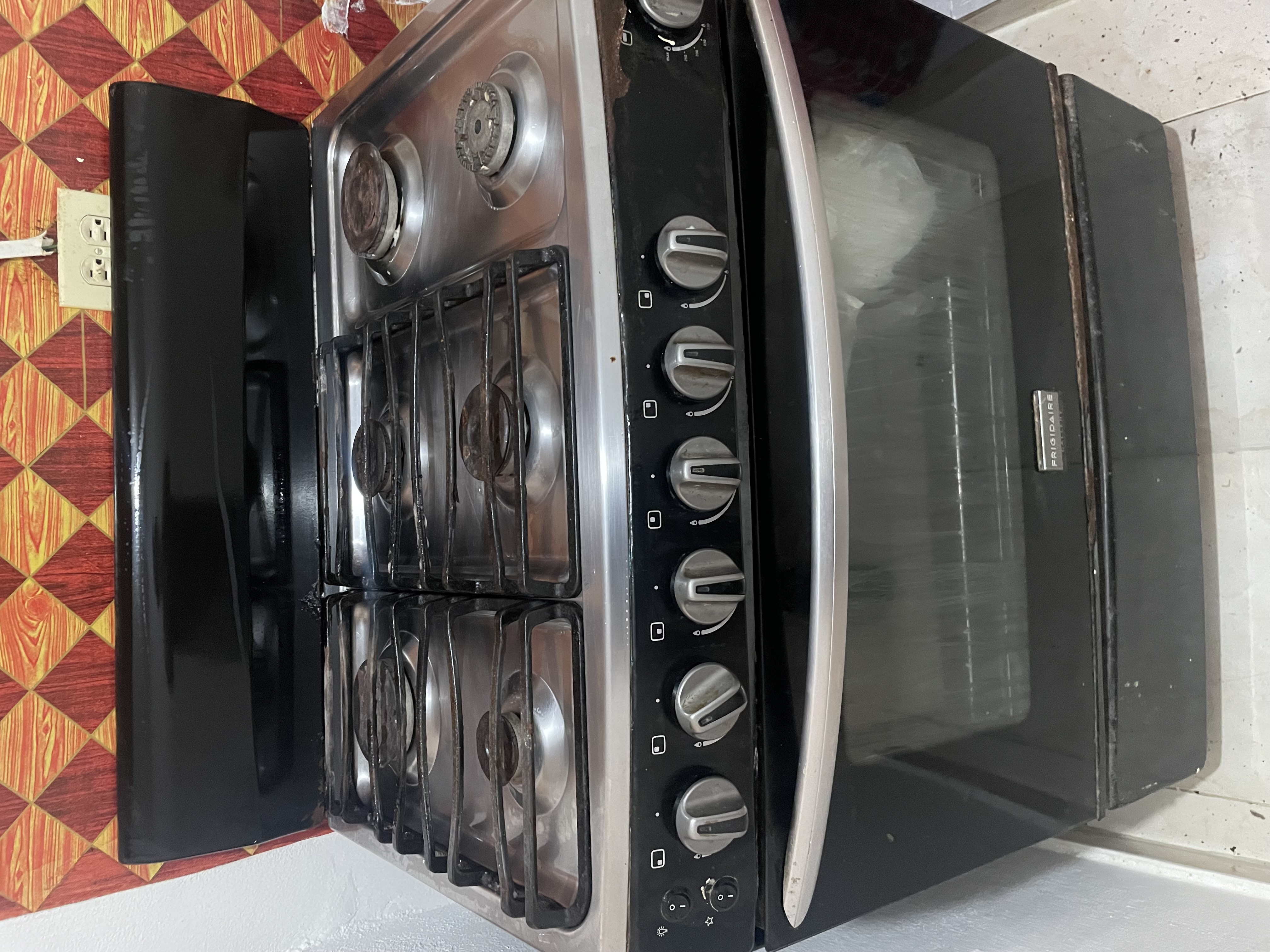 electrodomesticos - Estufa Frigidaire de 6 hornillas con horno (defect 3