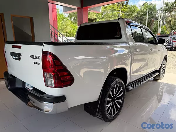 jeepetas y camionetas - Toyota Hilux año 2020 diesel automática  4
