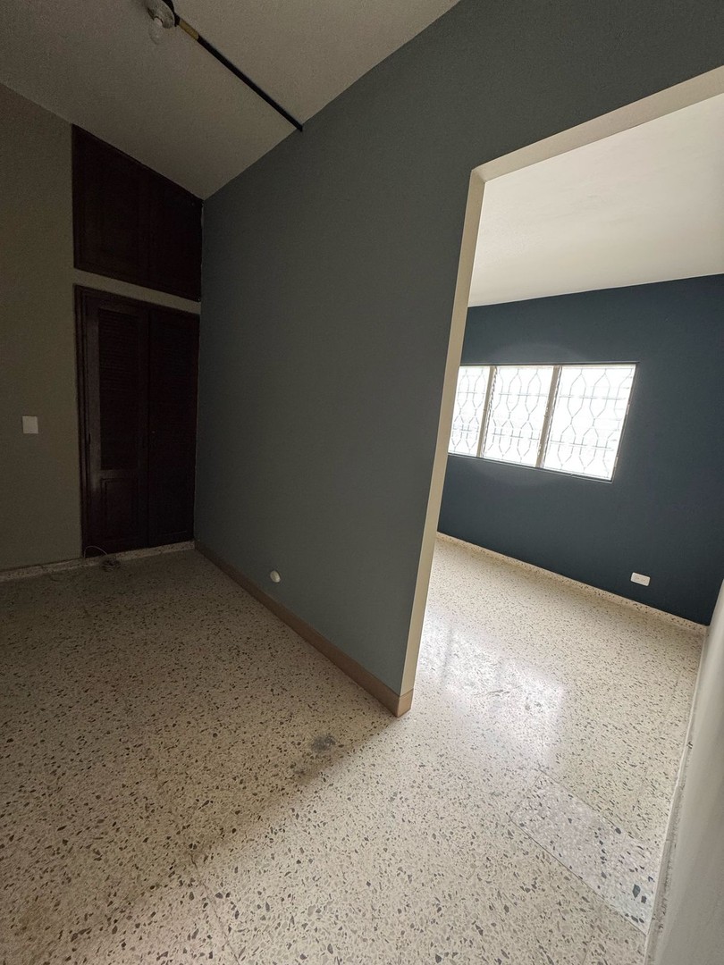 oficinas y locales comerciales - Oficina Segundo Piso En Piantini Prox Plaza Centra 5