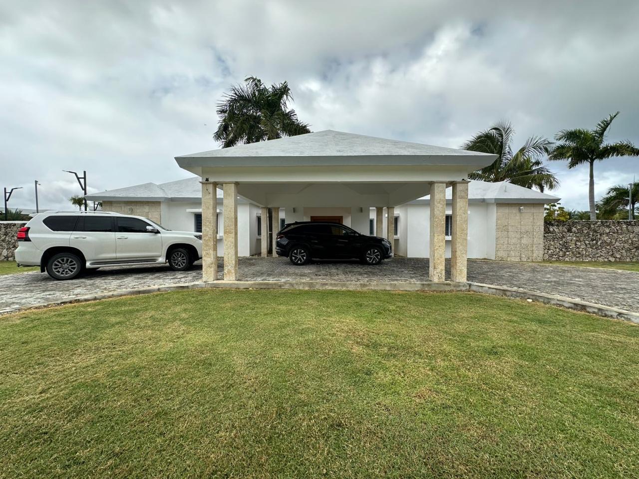casas vacacionales y villas - Vendo inmensa y atractiva casa 🏠 en Punta Cana    0