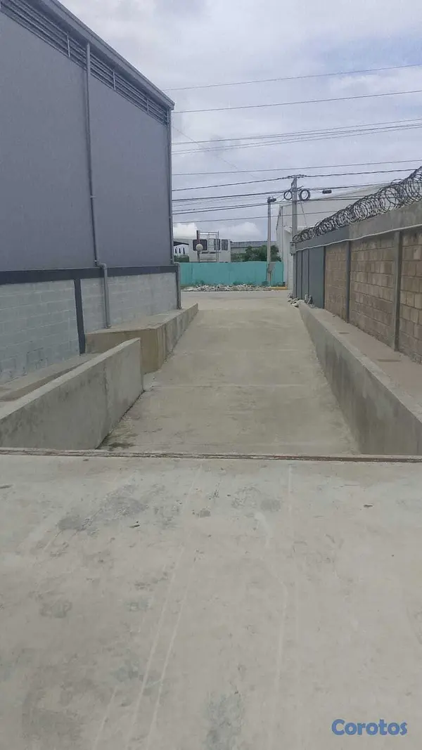 oficinas y locales comerciales - Se Alquila Nave industrial 700mt2 Punta cana  2