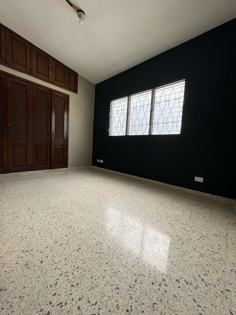 oficinas y locales comerciales - Oficina Segundo Piso En Piantini Prox Plaza Centra 6