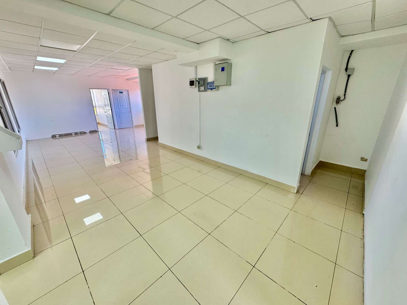 oficinas y locales comerciales - ALQUILO LOCAL  BELLA VISTA  AMUEBLADO PARA CALL CE 0