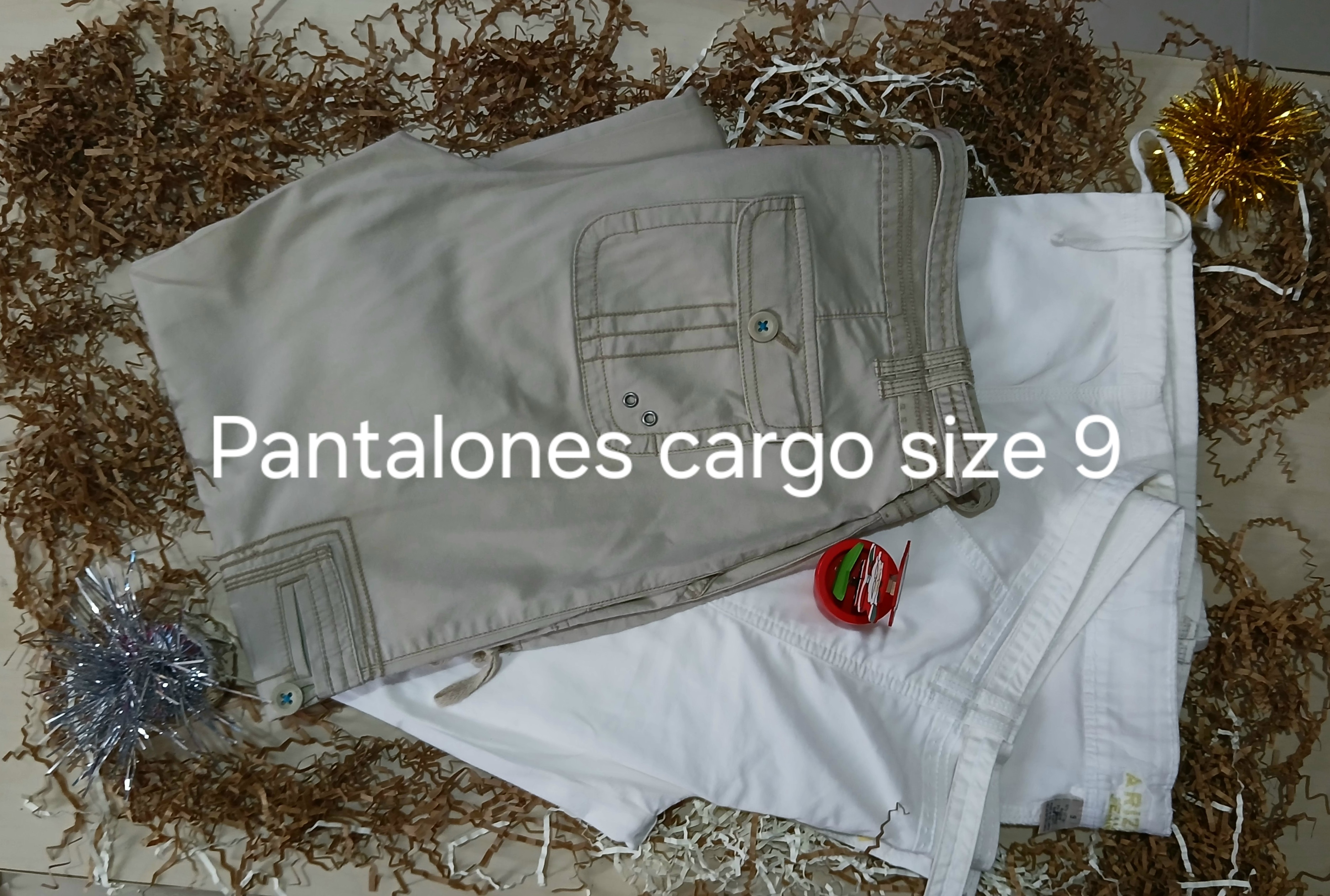 ropa para mujer - Pantalones cargos con bolsillos marca Arizona color blanco y crema. 