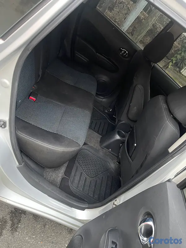 carros - Nissan versa note  4