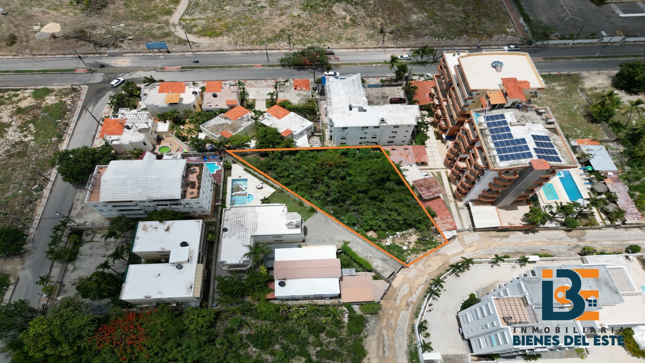 solares y terrenos - Solar  con 1,024 metros en el CENTRO DE JUAN DOLIO. a 80 metros  de la playa 1