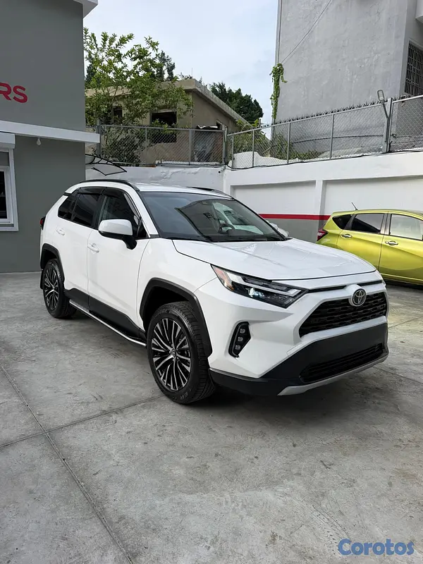 jeepetas y camionetas - Toyota RAV4 LE PLUS 2023 8