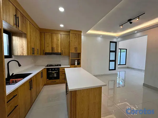casas - Casa en venta en la Urbanizacion Don Fernando, Gur 13