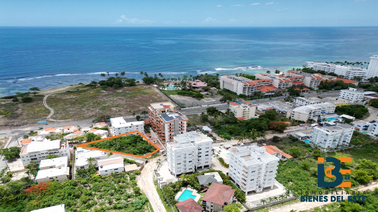 solares y terrenos - Solar  con 1,024 metros en el CENTRO DE JUAN DOLIO. a 80 metros  de la playa 2