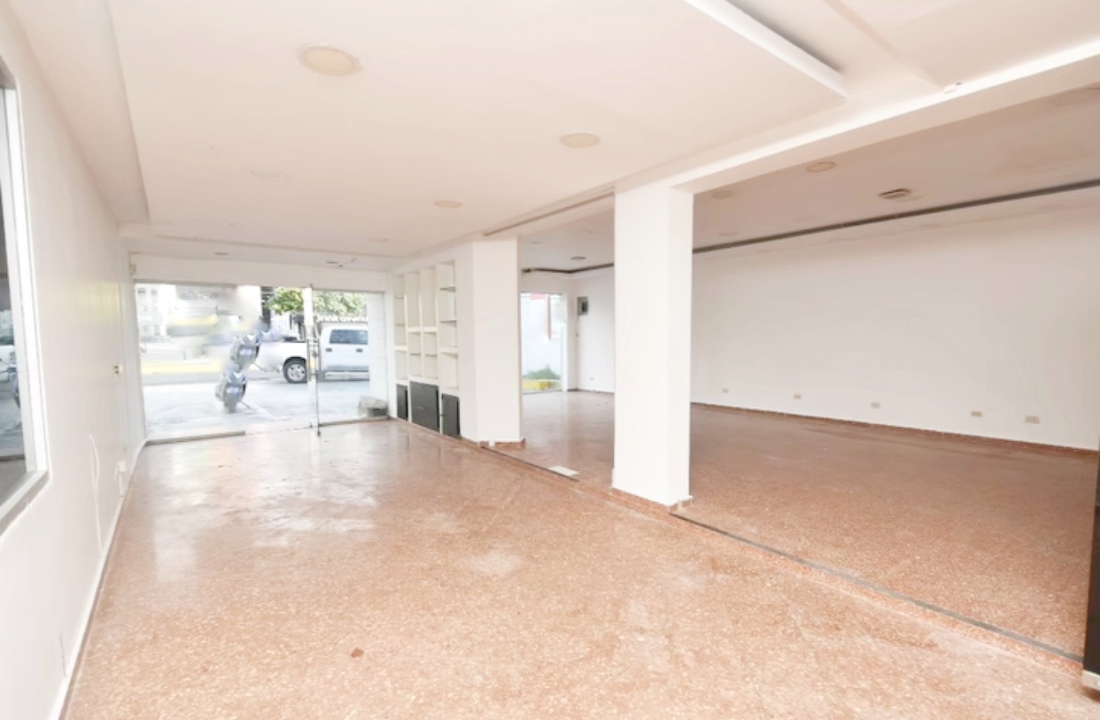 oficinas y locales comerciales - Local céntrico en Primer nivel 4