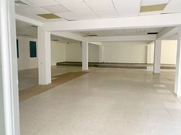 oficinas y locales comerciales - Alquiler local comercial en Evaristo morales  4