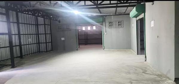 oficinas y locales comerciales - Venta propiedad comercial con almacen 2