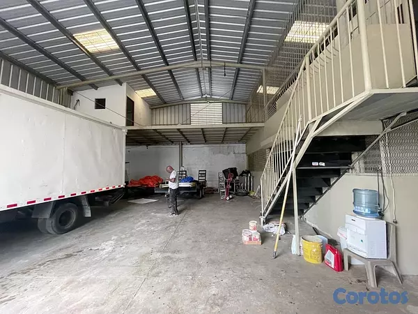 oficinas y locales comerciales - Almacén céntrico en Urb Fernández  3