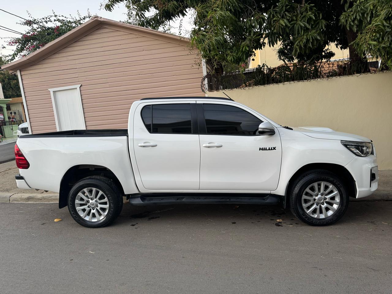 jeepetas y camionetas - Toyota hilux 2016 1