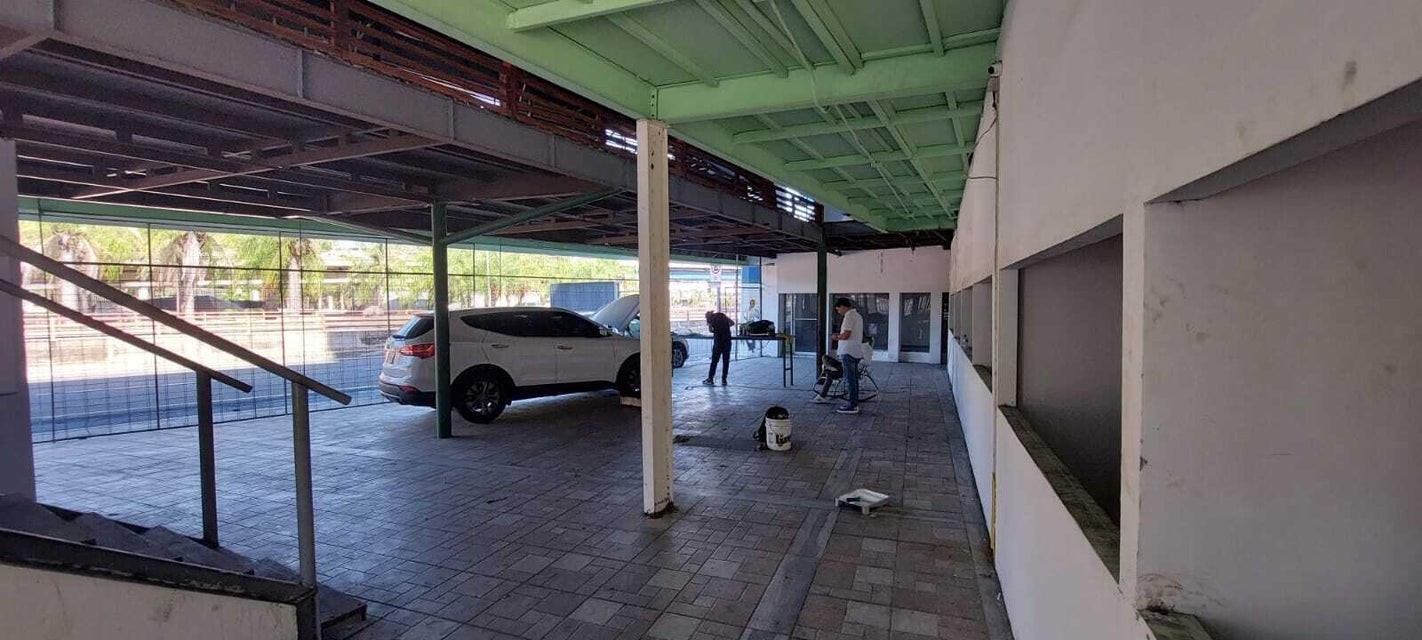 oficinas y locales comerciales - Local en alquiler #23-2064 baños, oficinas, puertas de vidrio, ideal para restau 3
