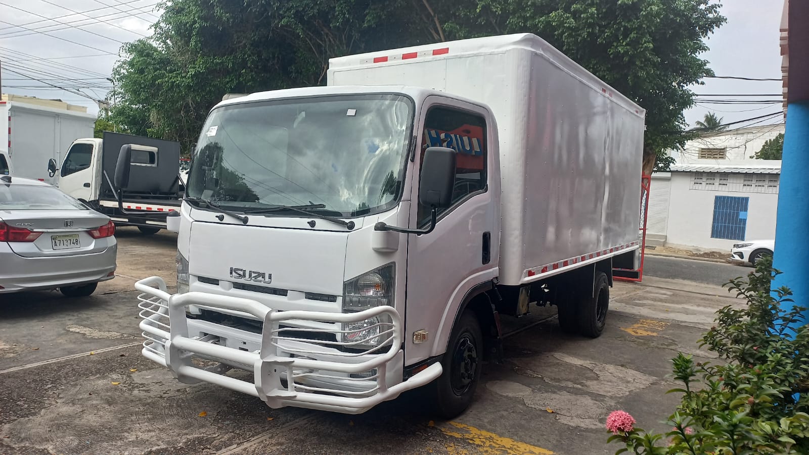 camiones y vehiculos pesados - Isuzu NPR año 2017 Blanco Furgon 0