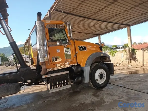 camiones y vehiculos pesados - Vendo camión Mack en óptimas condiciones.  4