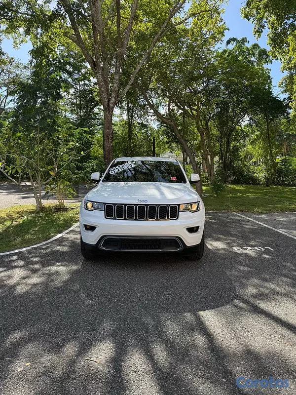 jeepetas y camionetas - Jeep grand Cherokee Laredo 2020 negociable  7