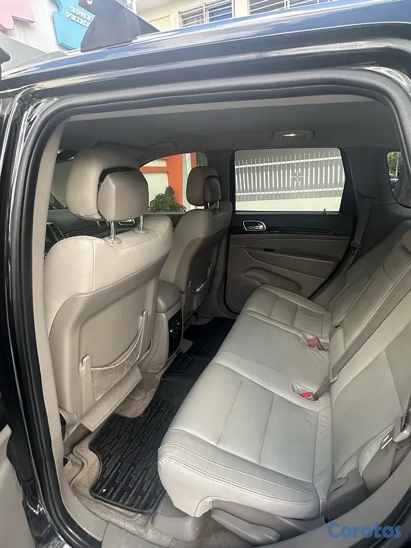 jeepetas y camionetas - Jeep Grand Cherokee Laredo en excelente estado 6