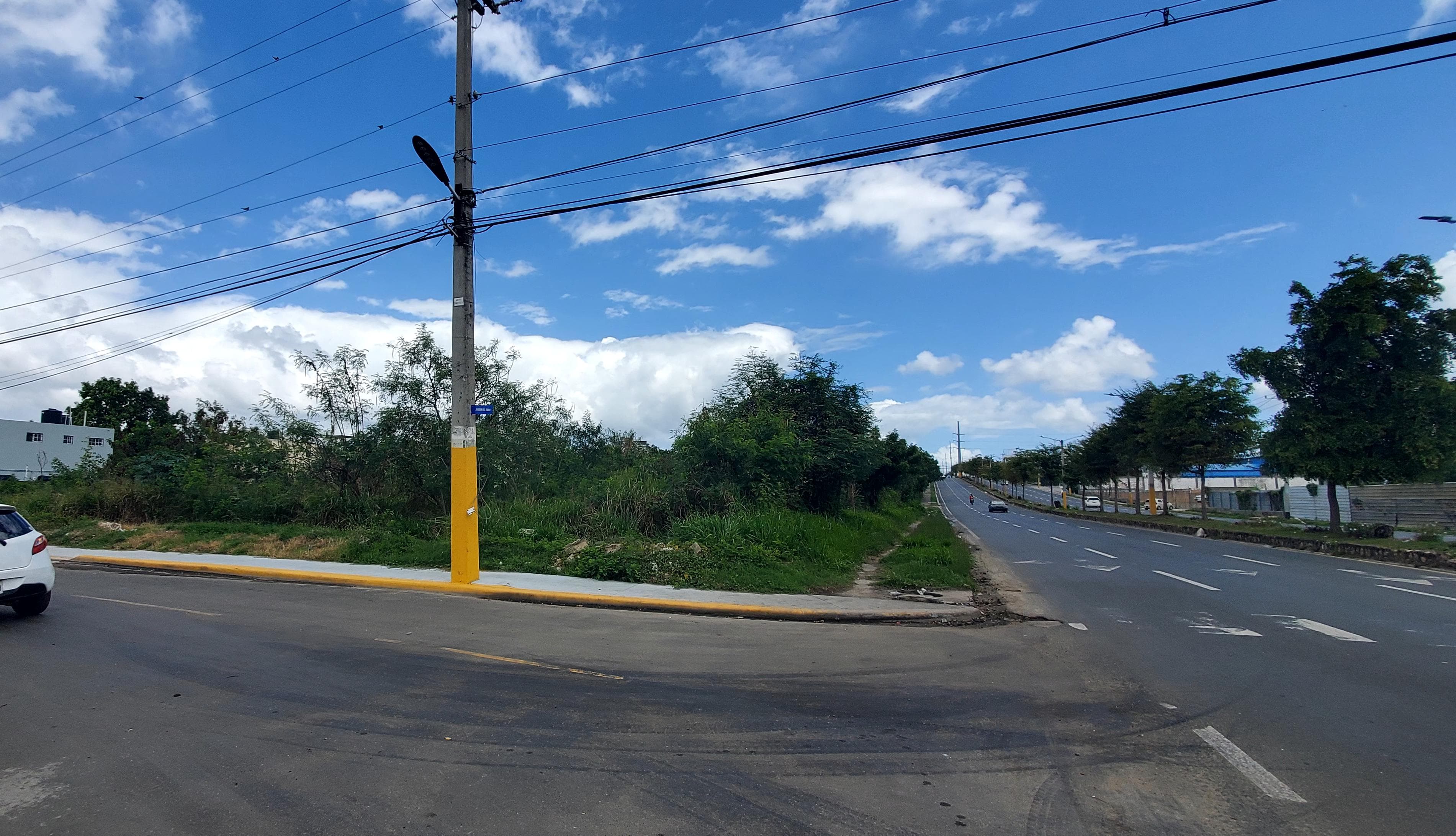solares y terrenos - Solar comercial 5,200 metros, C. Goulle, Corales 1