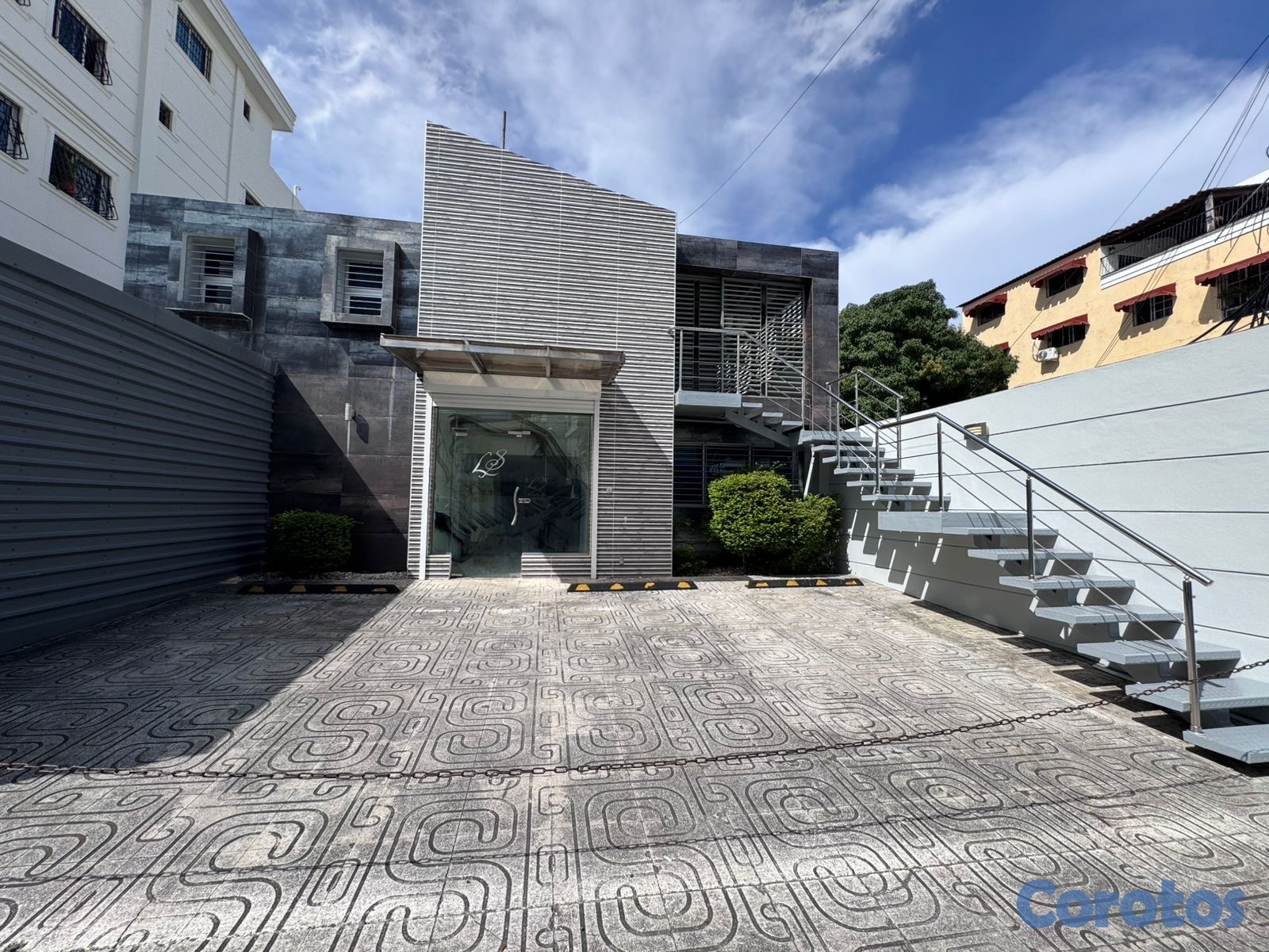 oficinas y locales comerciales - Se alquila EDIFICIO para OFICINAS o negocio en El  4